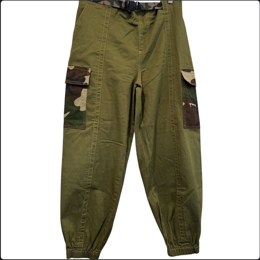 Almost Famous olive cargo joggers with a camouflage belt & pocket flaps Sz Large - Picture 3 of 10